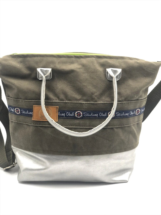 Umhängetasche Grün/Silber - Einzelstück aus recyceltem Segeltuch mit silbernem Kunstleder, handgemacht und maritim.