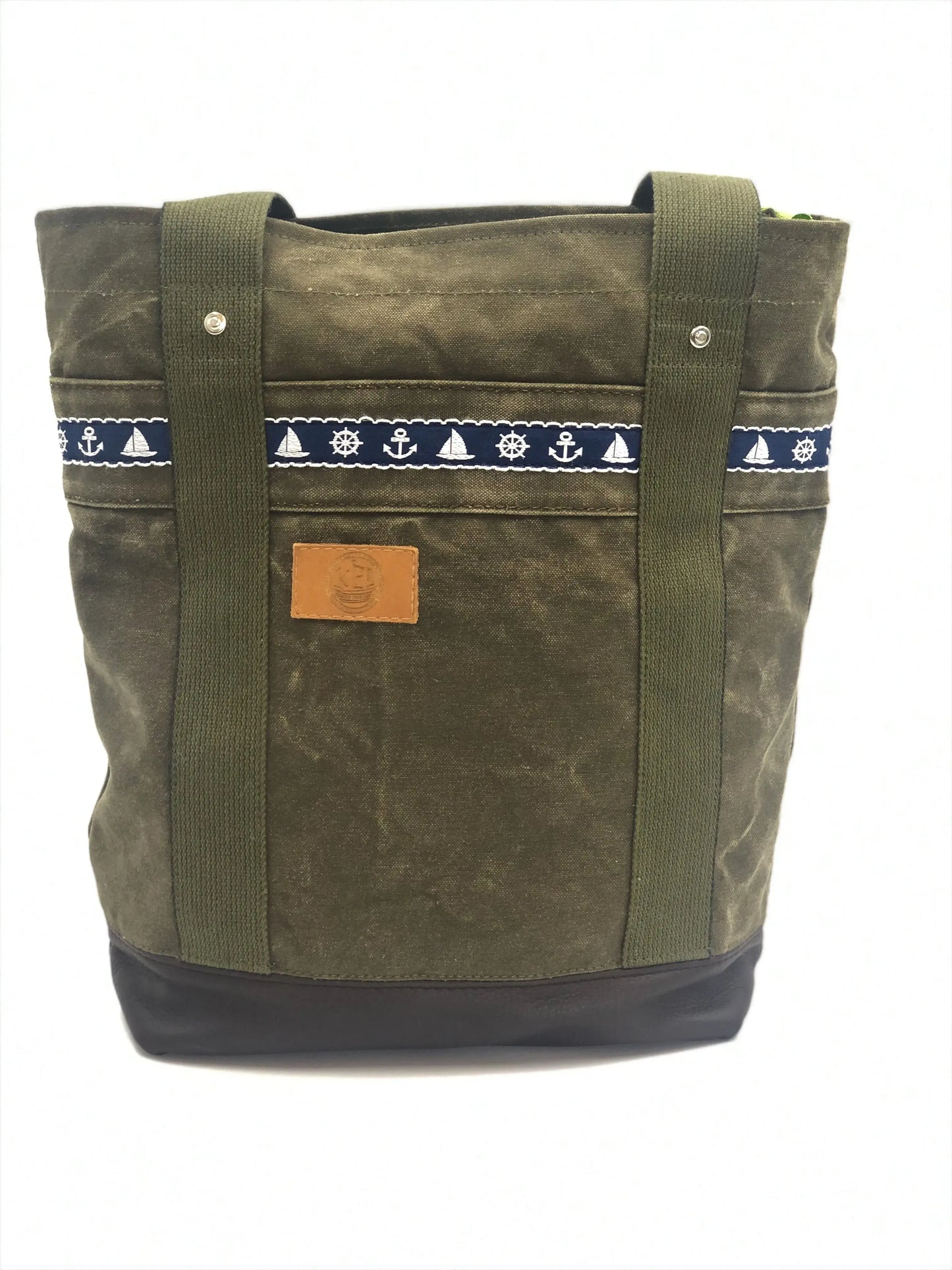 Umhängetasche - Einzelstück aus recyceltem Segeltuch mit maritimem Design und Lederbesatz in Braun.