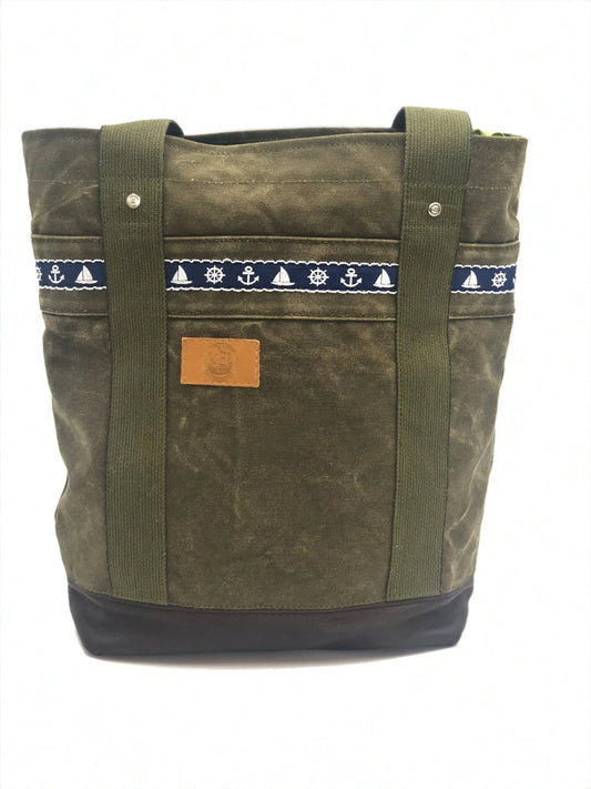 Umhängetasche - Einzelstück aus recyceltem Segeltuch mit maritimem Design und Lederbesatz in Braun.