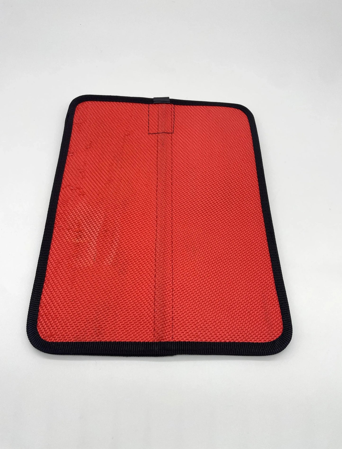 Tablet Hülle L aus recyceltem Feuerwehrschlauch mit maritimem Design, strapazierfähig und handgefertigt.