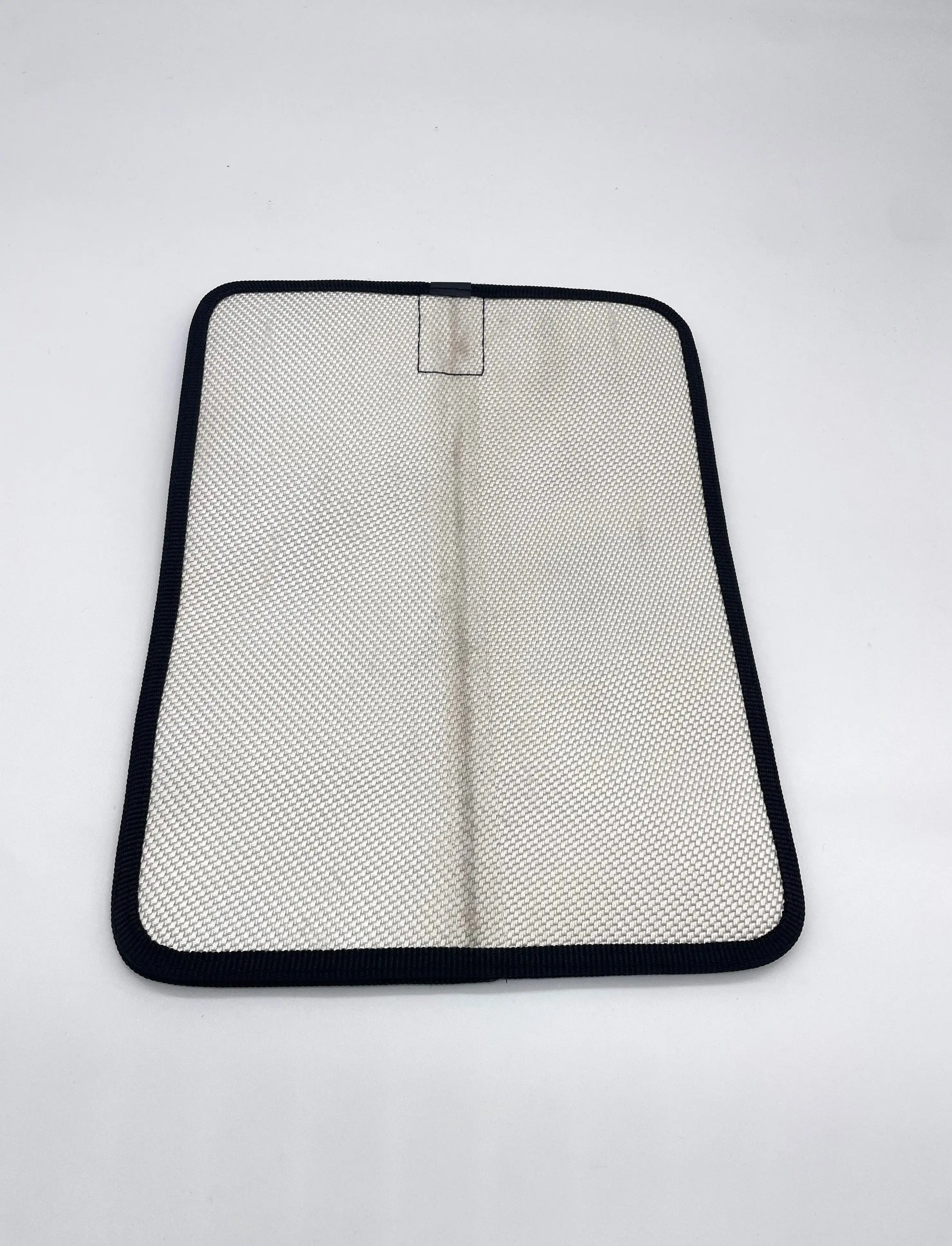 Tablet Hülle XL aus recyceltem Feuerwehrschlauch, strapazierfähig und umweltfreundlich.